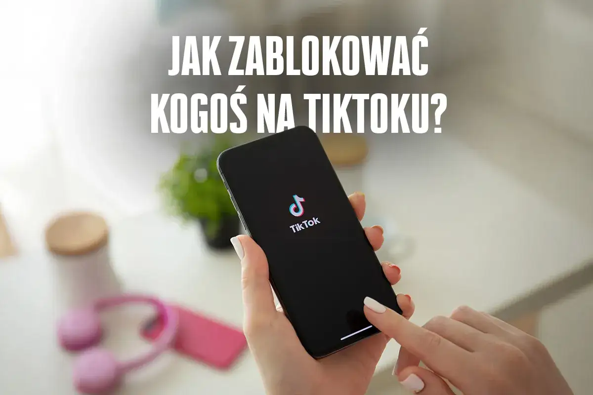 Dłoń trzyma smartfon z logo TikToka. Na ekranie widnieje pytanie: 