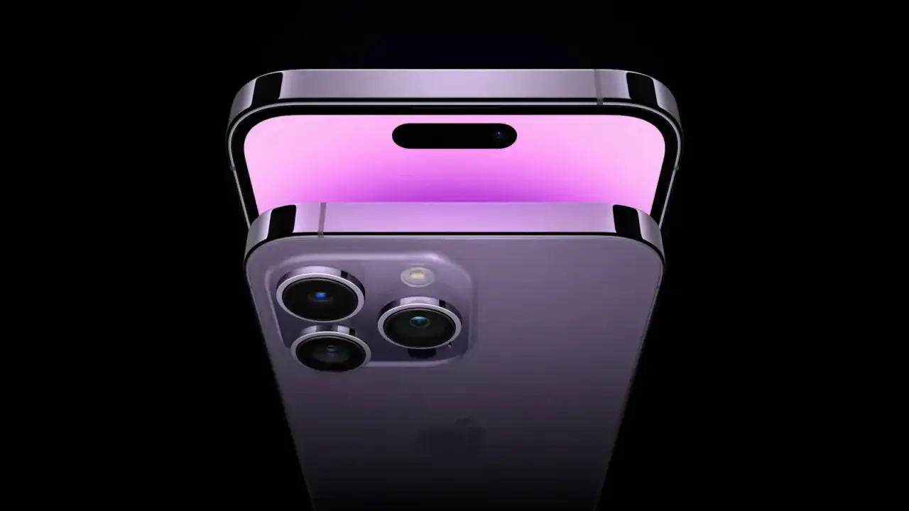 Fioletowy iPhone 14 Pro z potrójnym aparatem i ekranem Dynamic Island. Premiera zapowiada rewolucję.