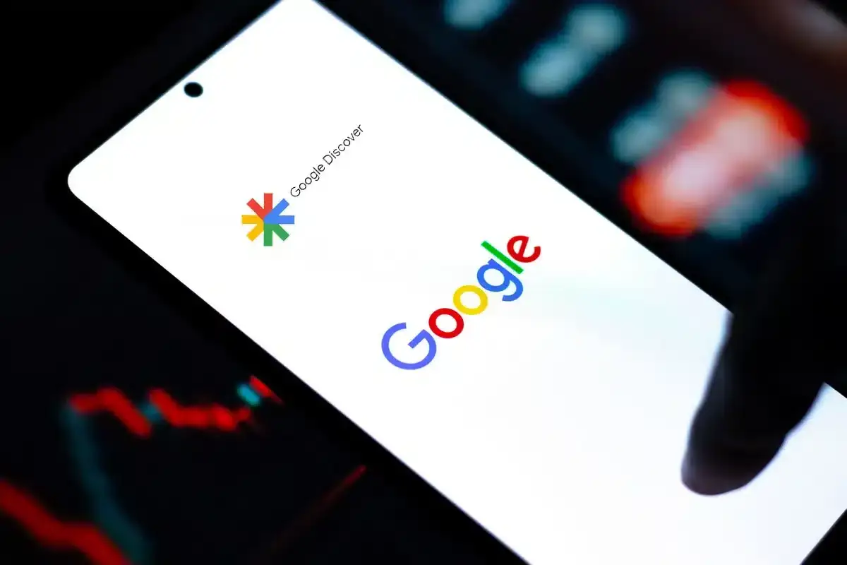Telefon wyświetla logo Google i napis