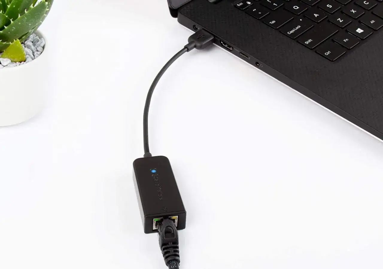 Adapter USB na Ethernet podłączony do laptopa. Dowiedz się, jak połączyć telefon z laptopem za pomocą tego urządzenia.