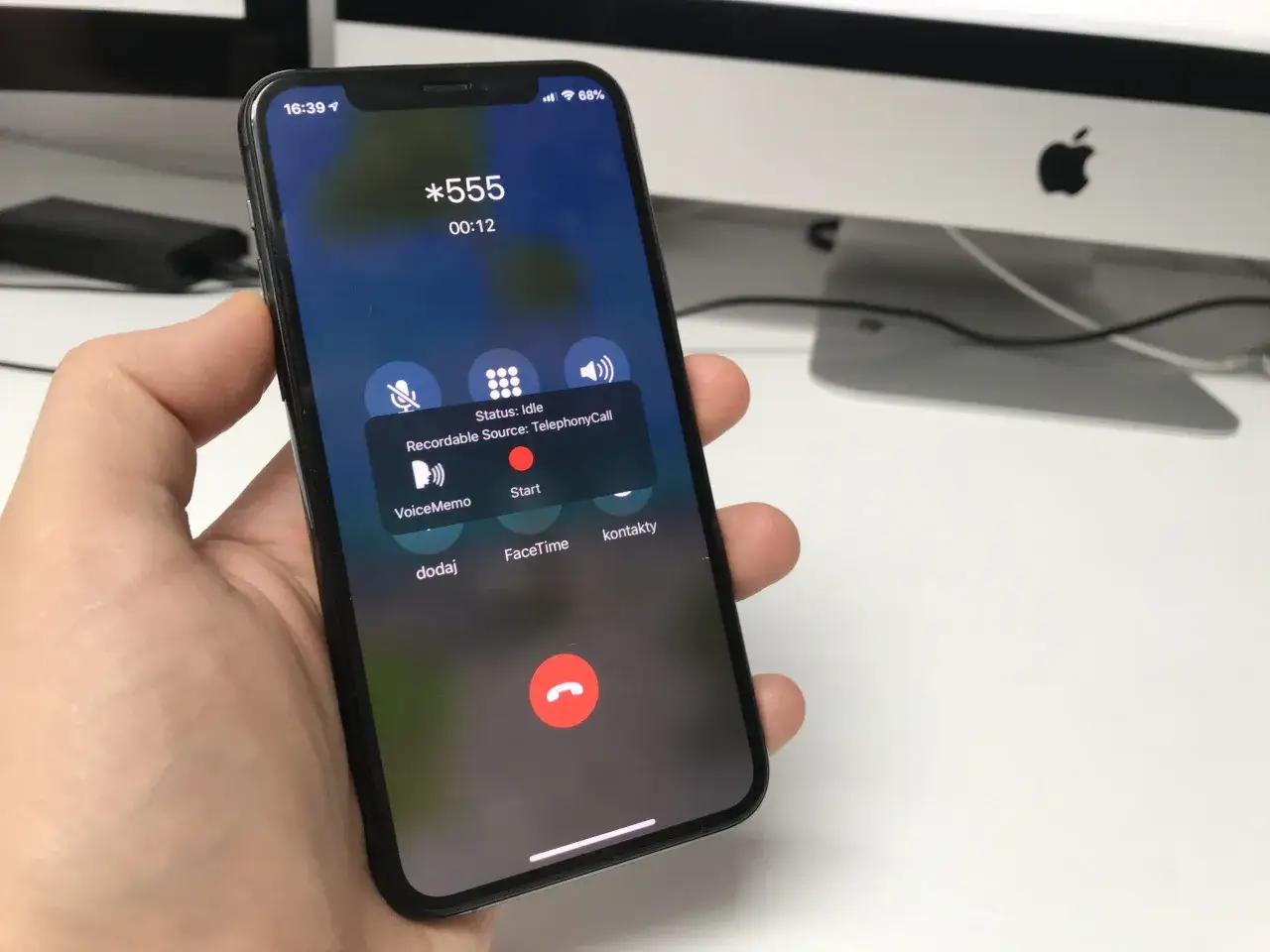Aplikacja do nagrywania rozmów na iPhonie. Widoczny ekran połączenia z opcjami nagrywania, dodawania i kontaktów.
