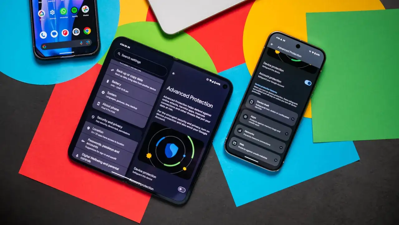 Dwa telefony z Androidem pokazują ustawienia zaawansowanej ochrony. Najnowszy android oferuje takie funkcje.