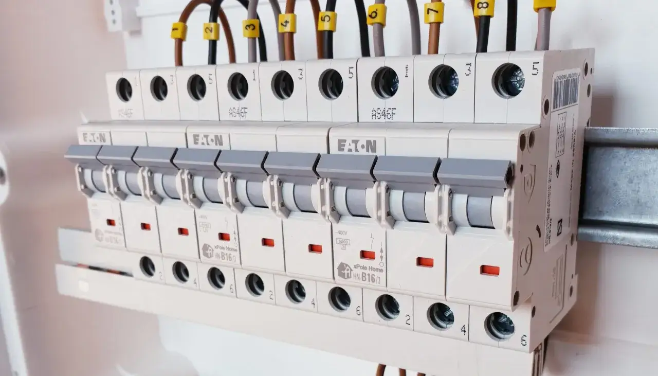 bezpieczniki w rozdzielni elektrycznej domowej