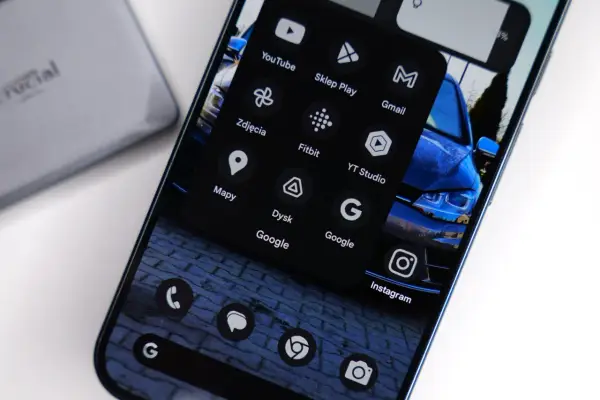 Na ekranie smartfona widać menu z ikonami aplikacji, w tym YouTube, Sklep Play, Gmail, Zdjęcia, Fitbit, Mapy, Dysk Google, Instagram. To przykład nowoczesnej sztuczna inteligencja aplikacja.