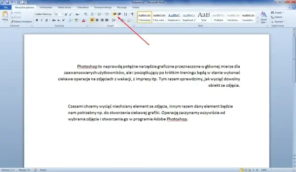 Jak zrobić akapit w Wordzie? Wskazówka na pasku narzędzi pokazuje opcje formatowania tekstu, w tym wyrównanie i interlinia.