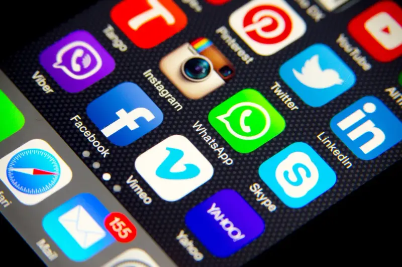 Ekran telefonu z ikonami aplikacji: Viber, Facebook, Instagram, WhatsApp, Twitter, LinkedIn, Skype, Yahoo, Mail. Nagrywanie ekranu.