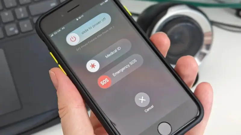 Ekran iPhone'a pokazuje opcje wyłączenia: "slide to power off", "Medical ID" i "Emergency SOS". Dowiedz się, jak wylaczyc iPhone.